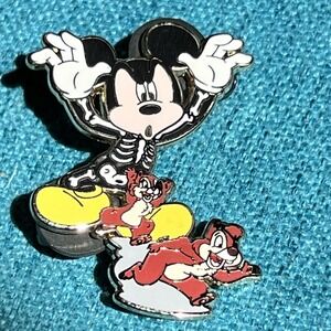 Disney Boo‎ To You Spooktacular Mystery 2007 Mickey Chasing Chip & Dale Pin